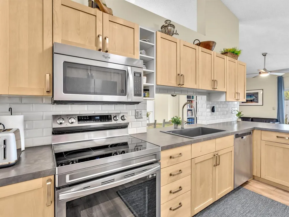 8 Hawthorne Lane Boynton Beach, FL 33426