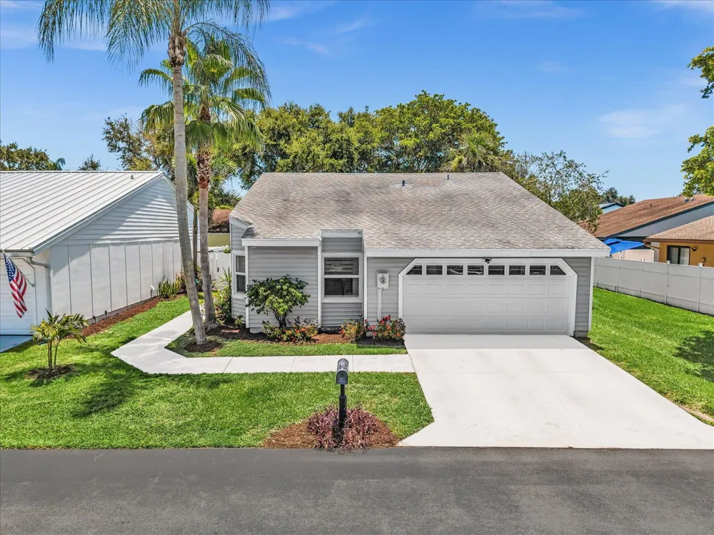 8 Hawthorne Lane Boynton Beach, FL 33426