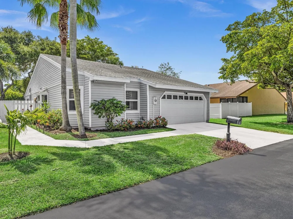 8 Hawthorne Lane Boynton Beach, FL 33426