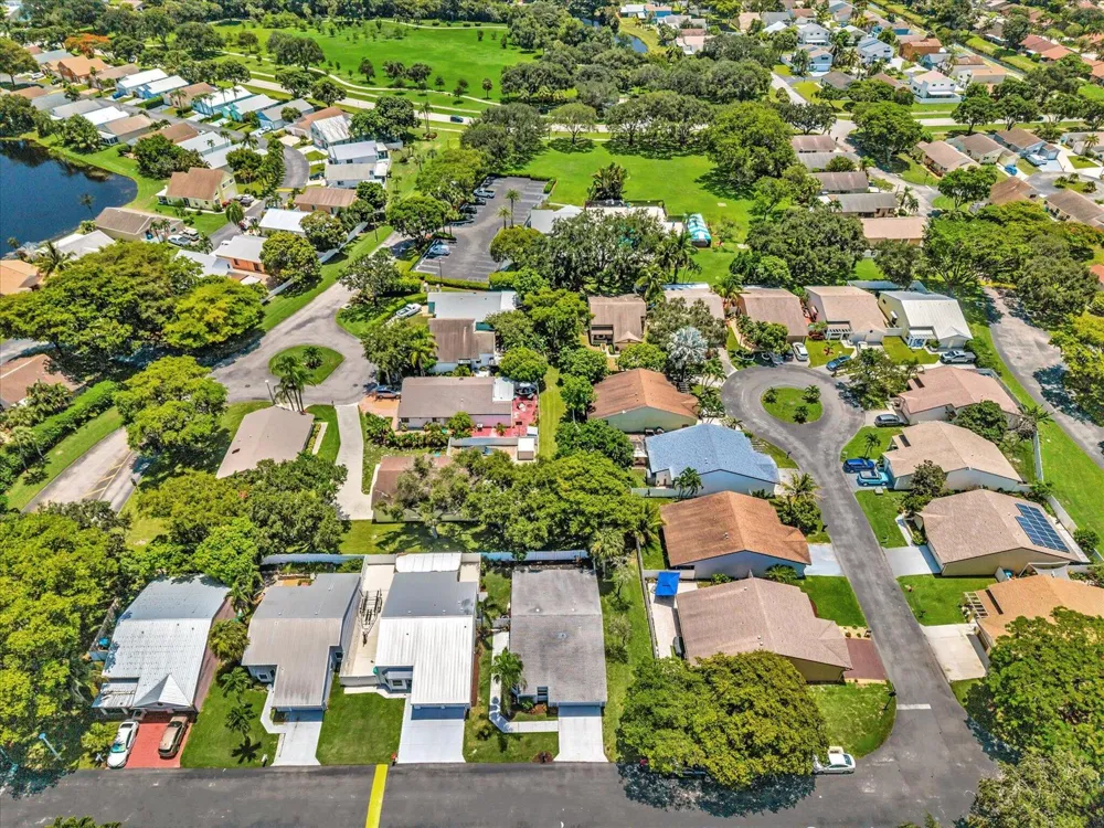 8 Hawthorne Lane Boynton Beach, FL 33426