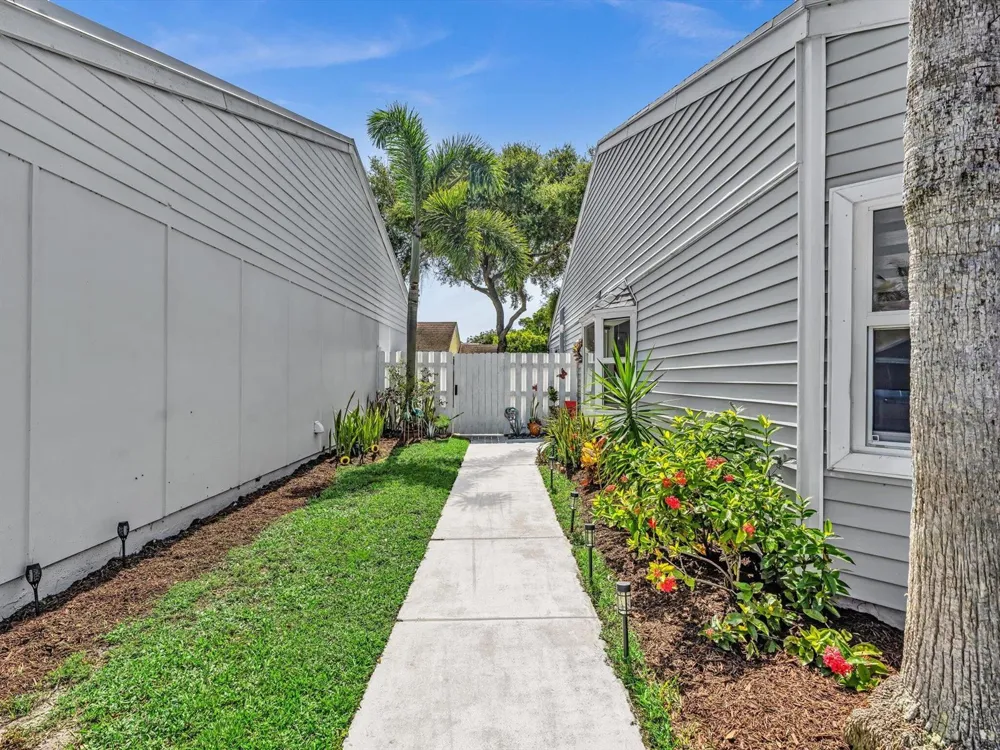 8 Hawthorne Lane Boynton Beach, FL 33426
