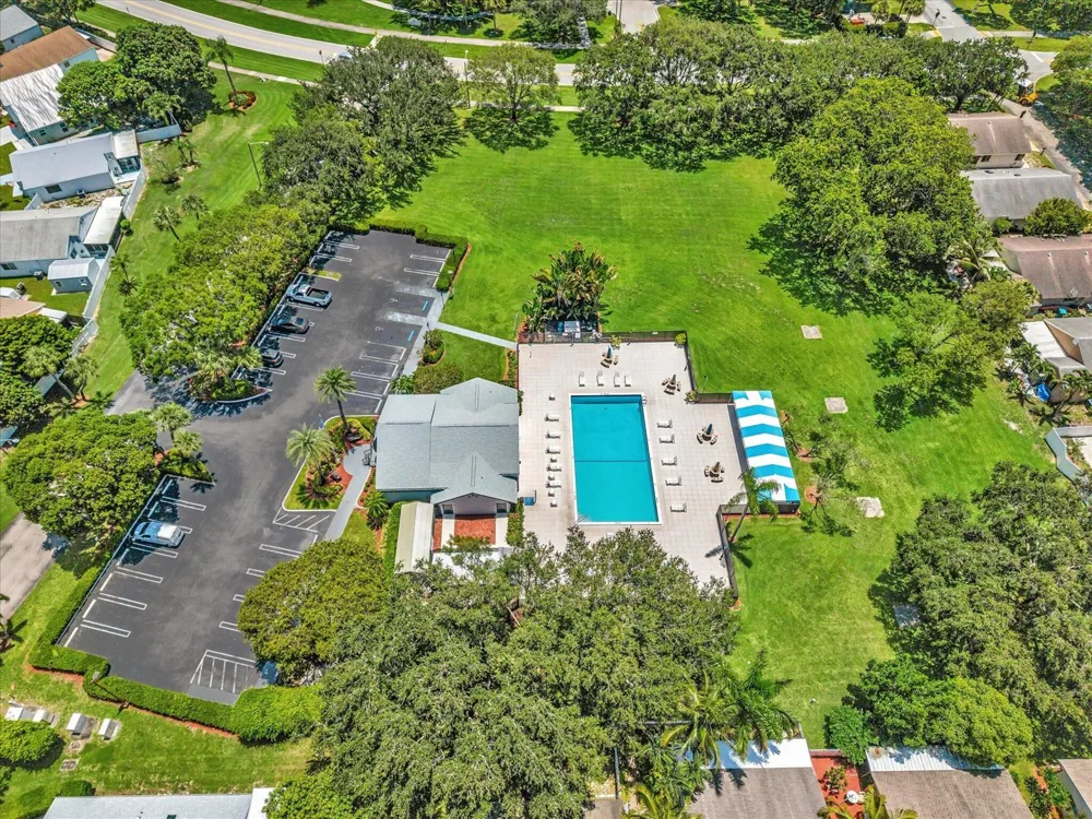 8 Hawthorne Lane Boynton Beach, FL 33426