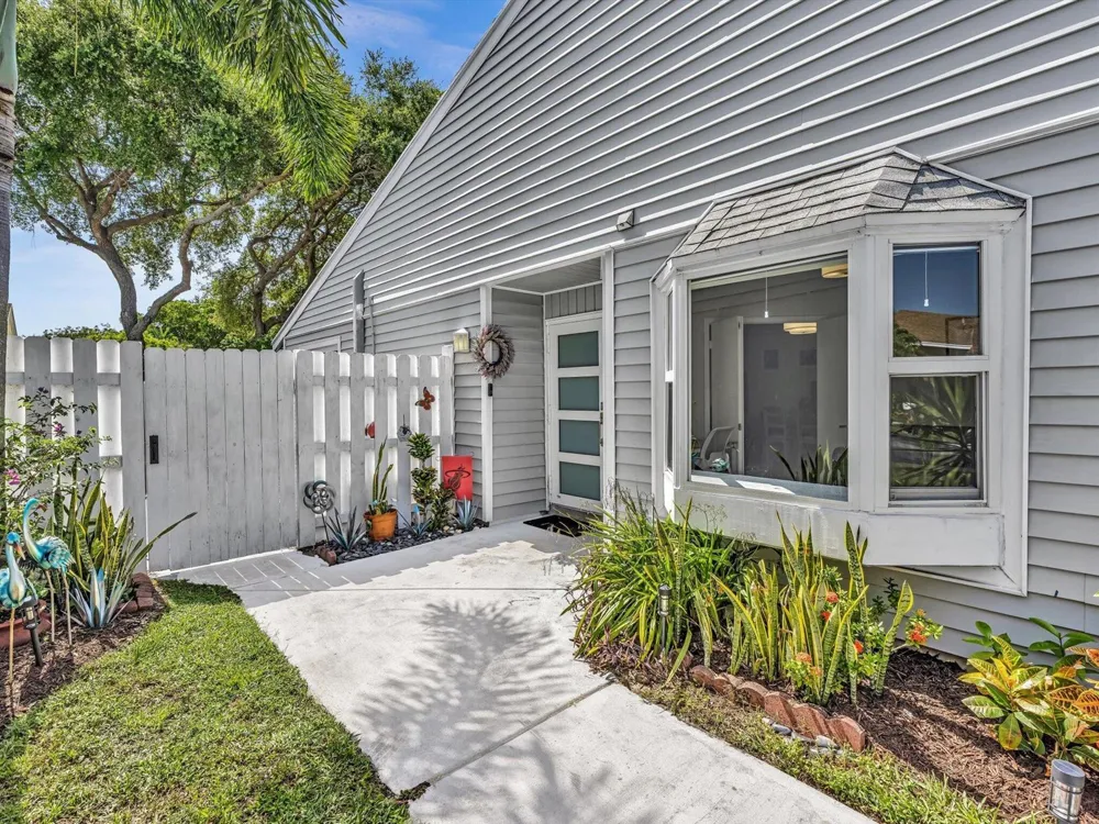 8 Hawthorne Lane Boynton Beach, FL 33426