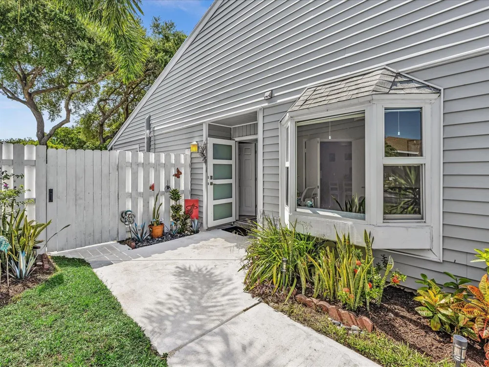 8 Hawthorne Lane Boynton Beach, FL 33426