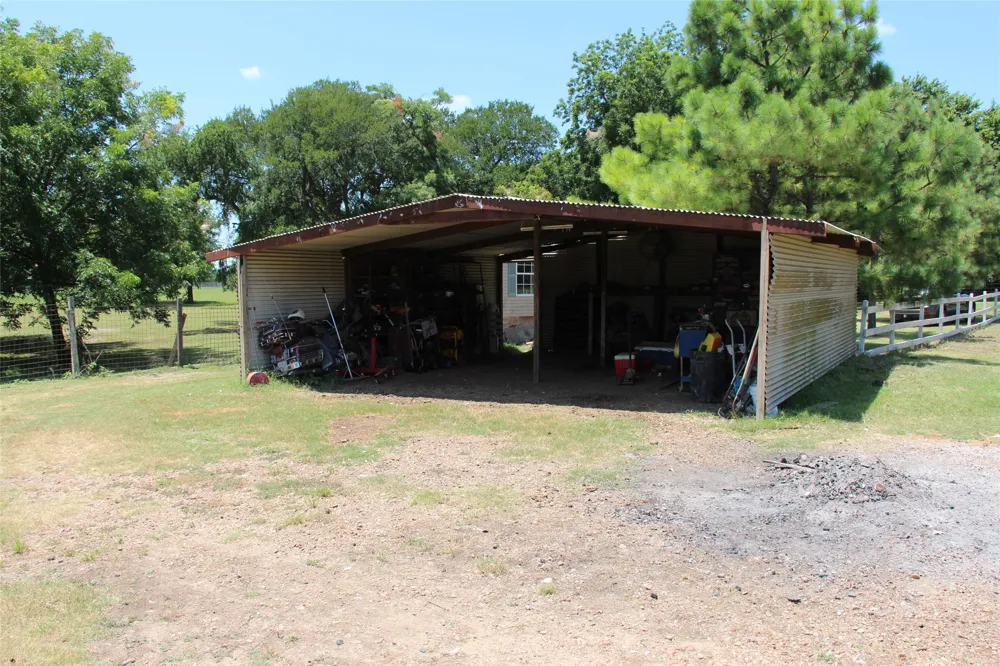 1199 County Road 1245 Savoy, TX 75479