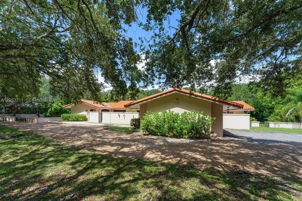 11950 SW 67 Ct Pinecrest, FL 33156