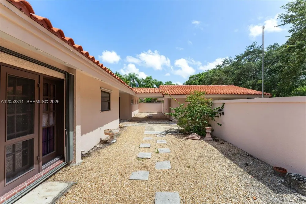 11950 SW 67 Ct Pinecrest, FL 33156