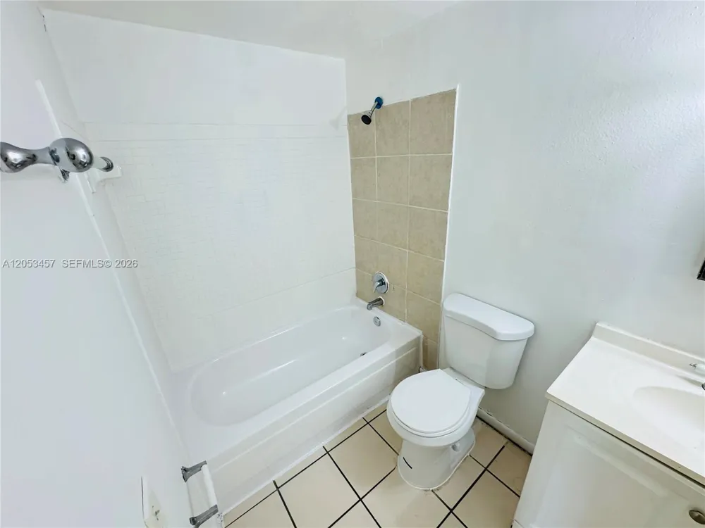 3610 NW 21st St #205 Lauderdale Lakes, FL 33311