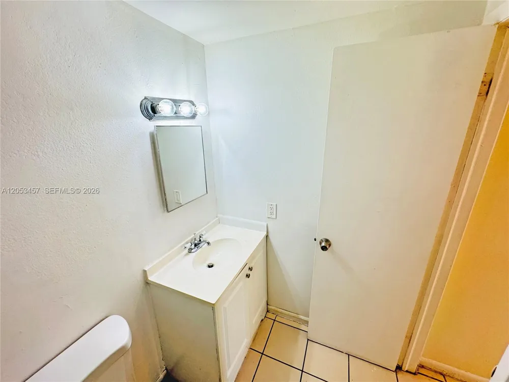 3610 NW 21st St #205 Lauderdale Lakes, FL 33311