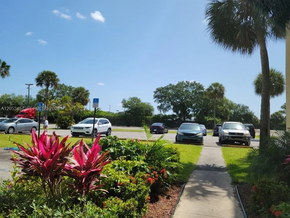 3610 NW 21st St #205 Lauderdale Lakes, FL 33311