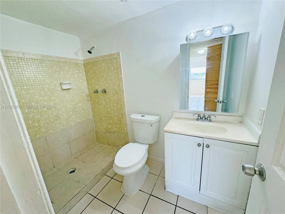 3610 NW 21st St #205 Lauderdale Lakes, FL 33311