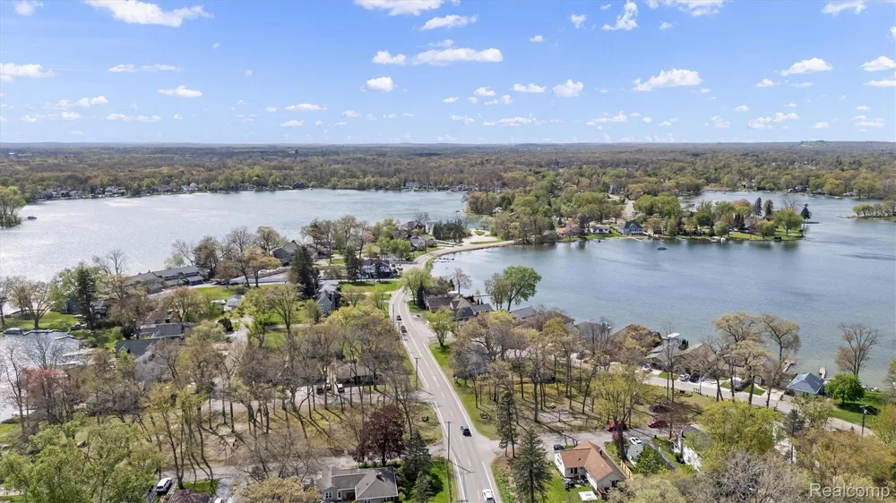 8294 Lagoon Street Commerce Charter Township, MI 48382
