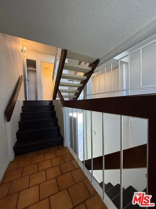 2809 Montrose Avenue #10 La Crescenta, CA 91214