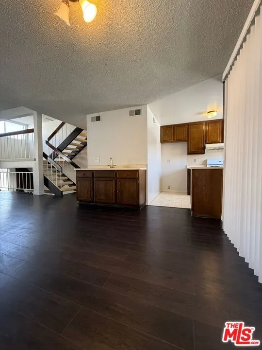 2809 Montrose Avenue #10 La Crescenta, CA 91214