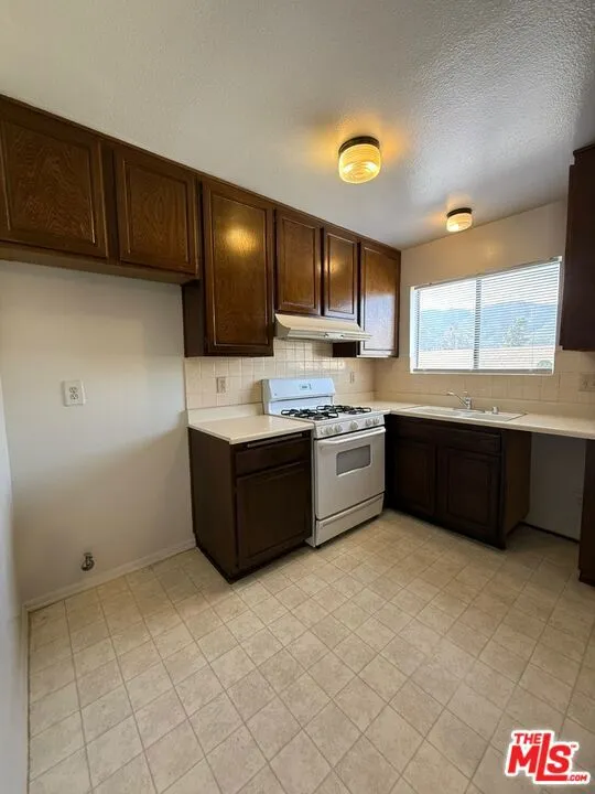 2809 Montrose Avenue #10 La Crescenta, CA 91214