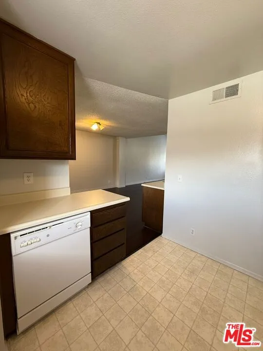 2809 Montrose Avenue #10 La Crescenta, CA 91214