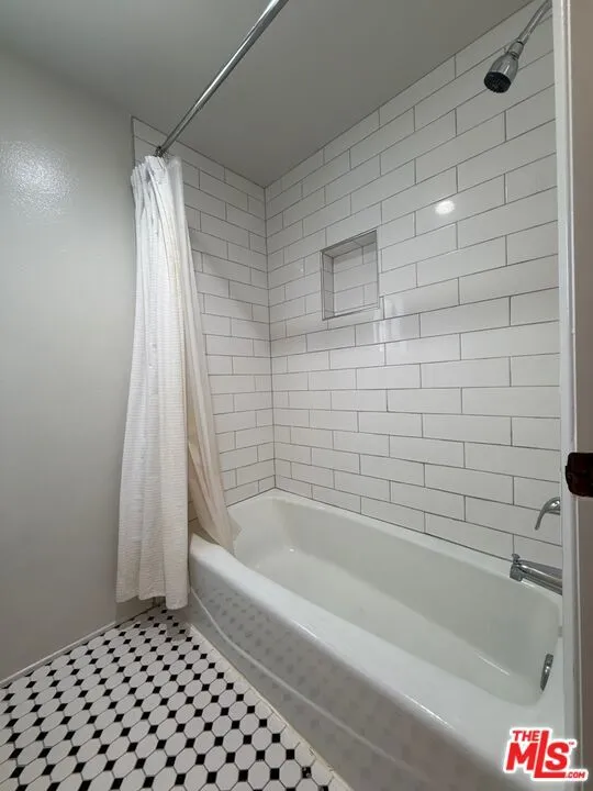 2809 Montrose Avenue #10 La Crescenta, CA 91214