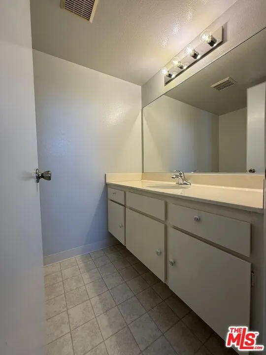 2809 Montrose Avenue #10 La Crescenta, CA 91214