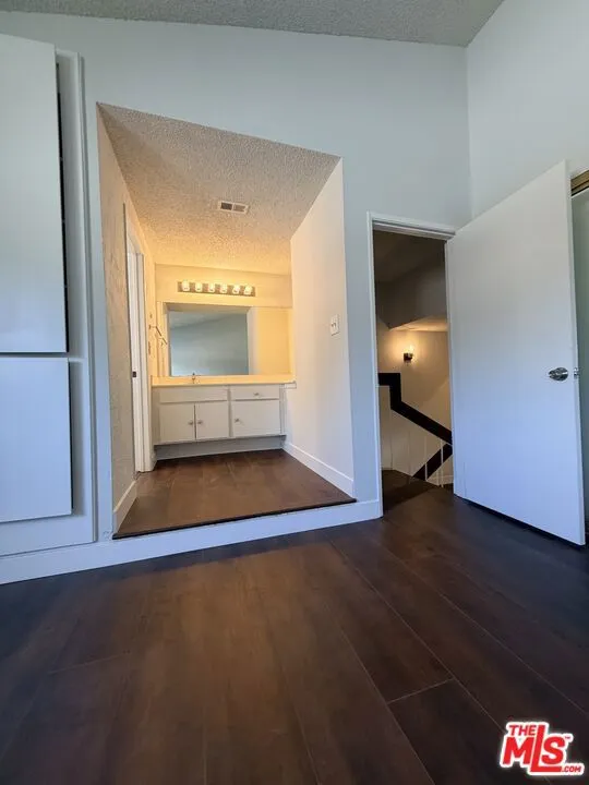 2809 Montrose Avenue #10 La Crescenta, CA 91214