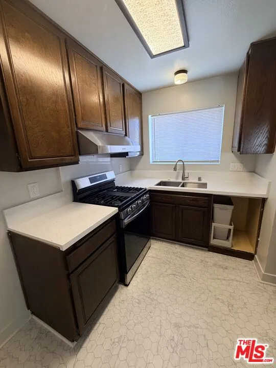 2809 Montrose Avenue #10 La Crescenta, CA 91214