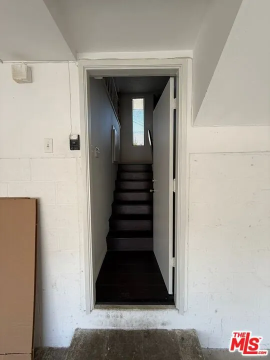 2809 Montrose Avenue #10 La Crescenta, CA 91214