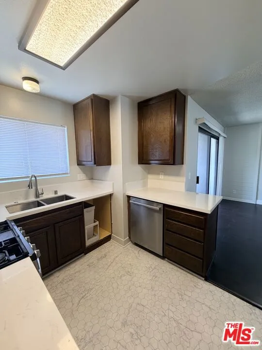 2809 Montrose Avenue #10 La Crescenta, CA 91214