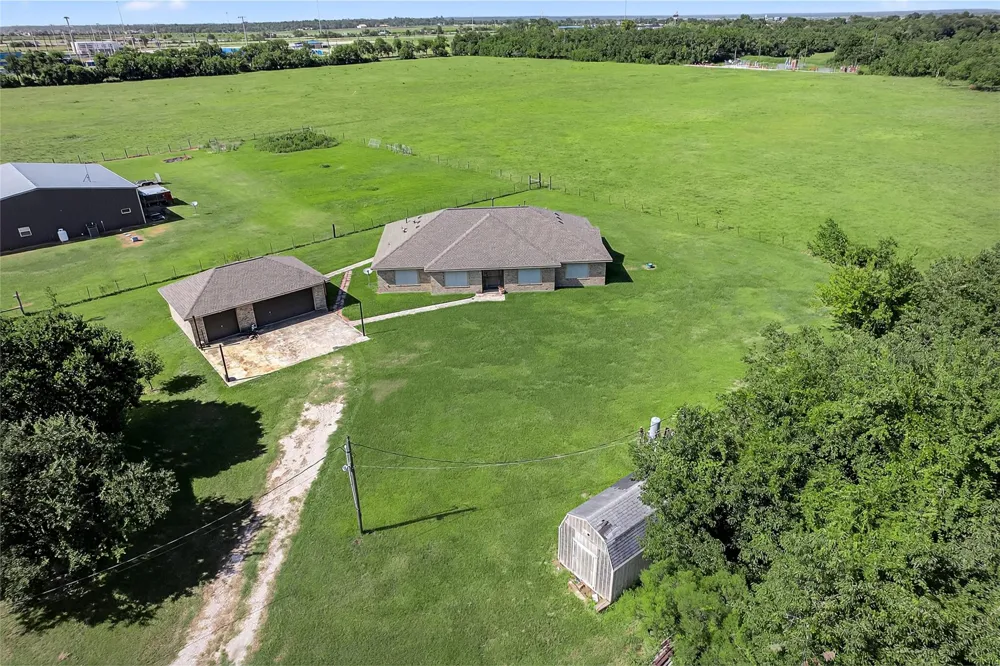 329 Gou Hole Cove, TX 77523