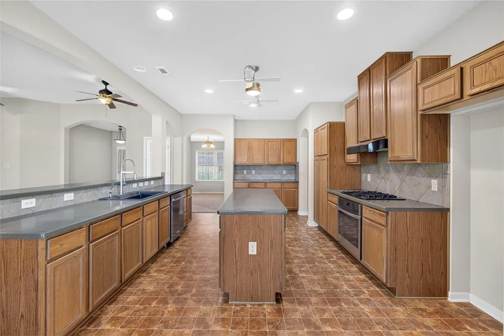 329 Gou Hole Cove, TX 77523