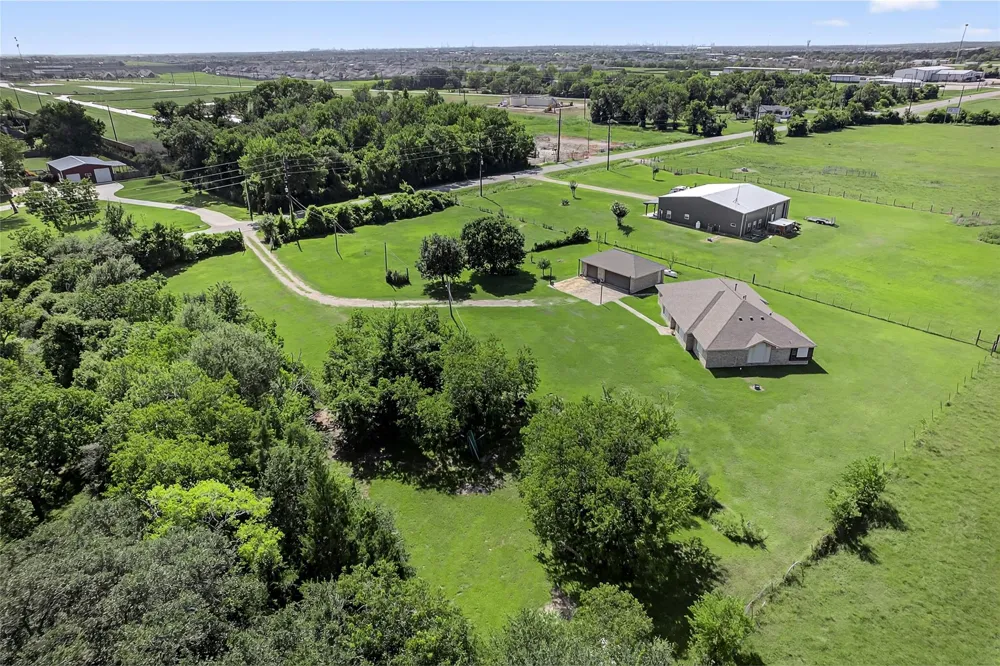 329 Gou Hole Cove, TX 77523