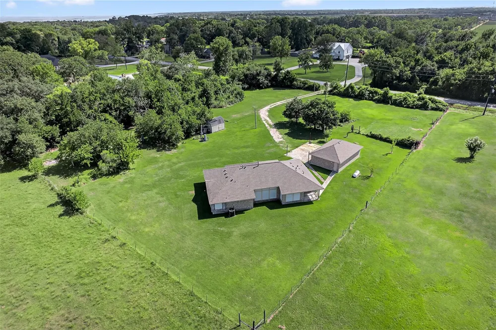 329 Gou Hole Cove, TX 77523