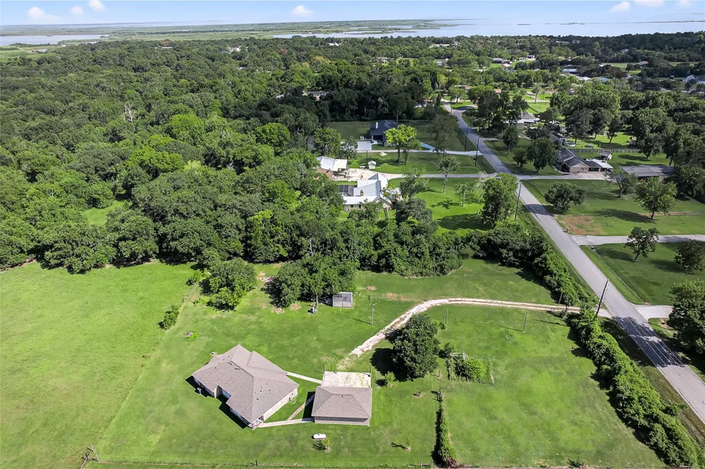 329 Gou Hole Cove, TX 77523