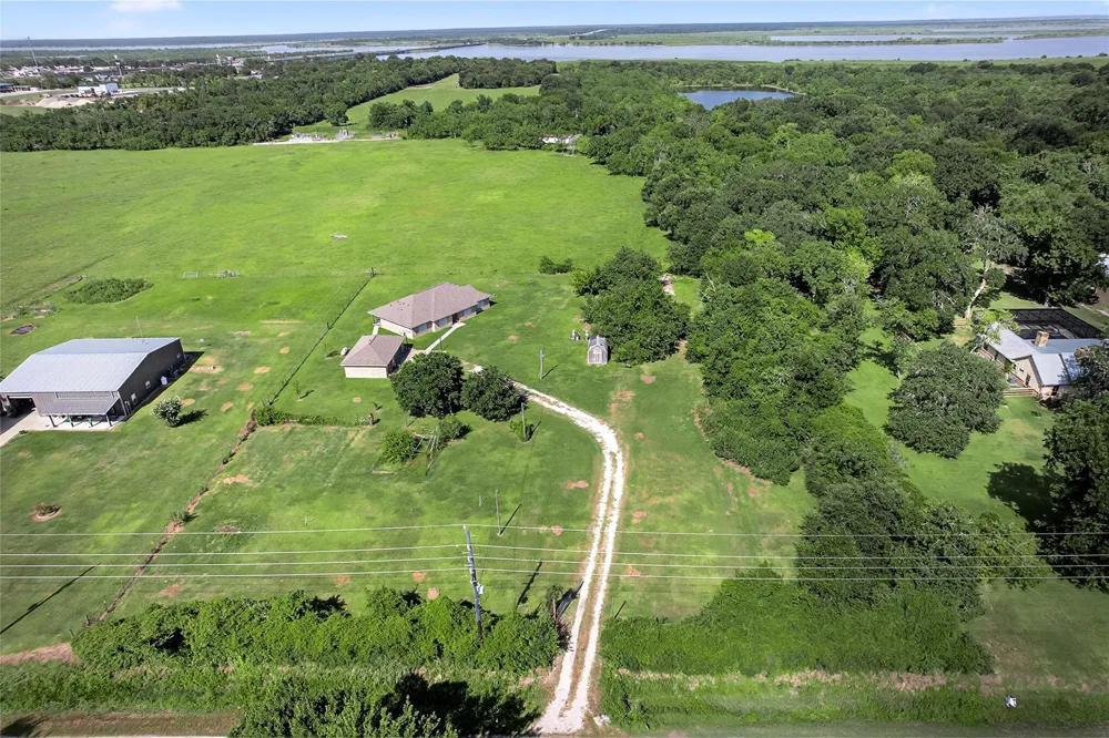 329 Gou Hole Cove, TX 77523