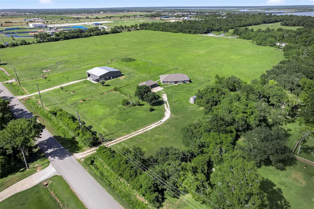 329 Gou Hole Cove, TX 77523
