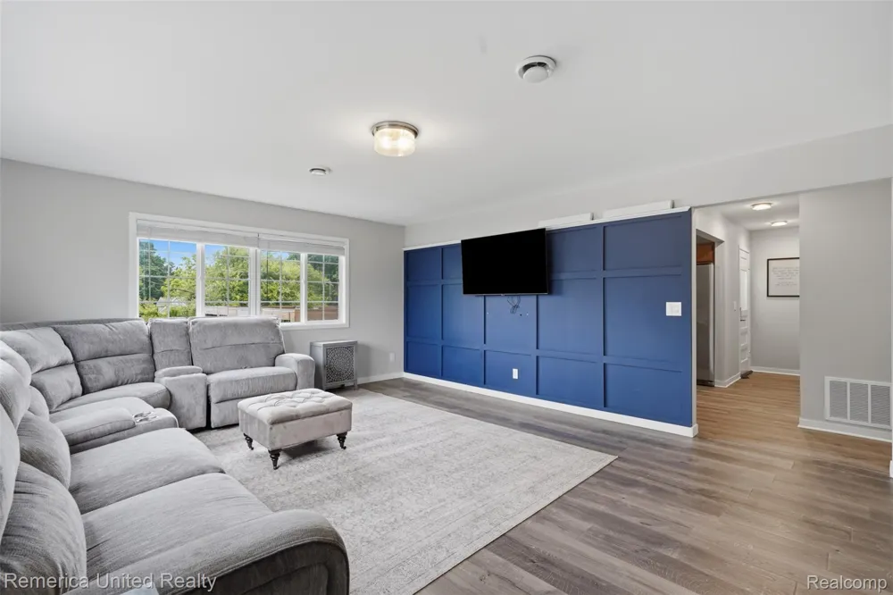 6109 Grand River Avenue Genoa Township, MI 48114