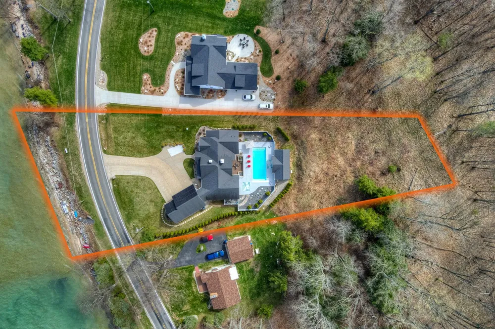 6885 E Shore Road Peninsula Township, MI 49686
