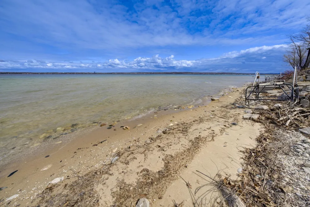 6885 E Shore Road Peninsula Township, MI 49686