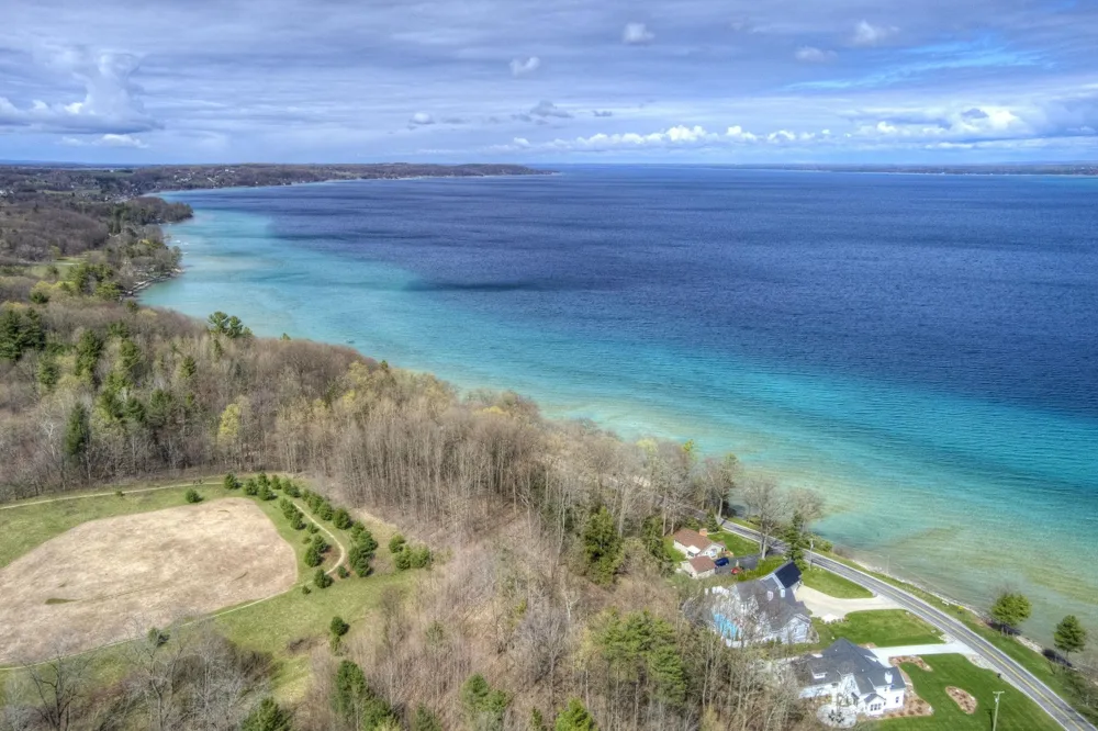 6885 E Shore Road Peninsula Township, MI 49686