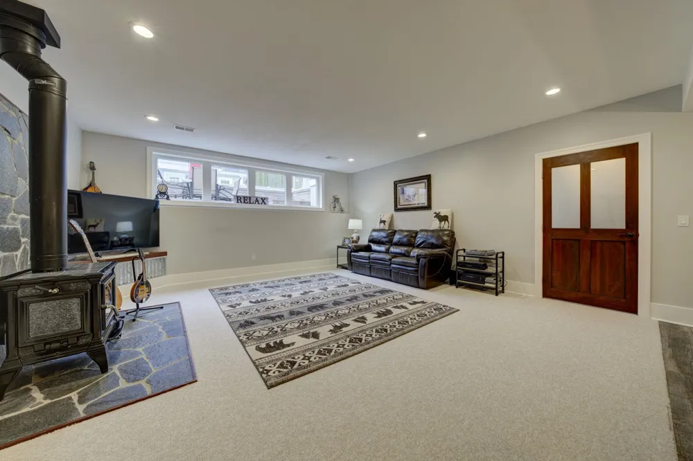 6885 E Shore Road Peninsula Township, MI 49686