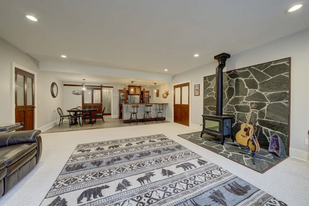 6885 E Shore Road Peninsula Township, MI 49686