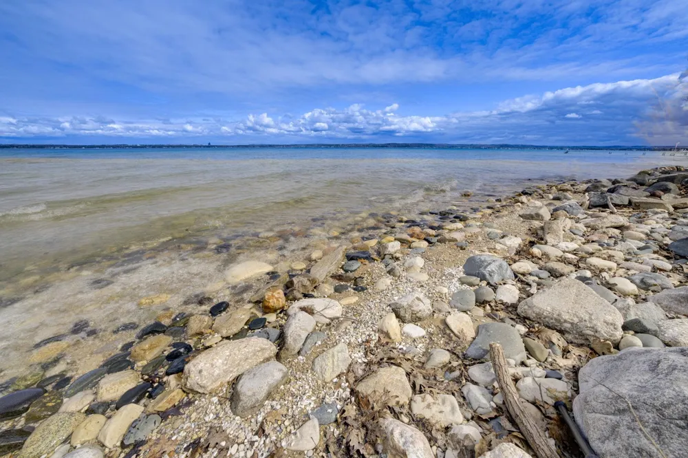 6885 E Shore Road Peninsula Township, MI 49686