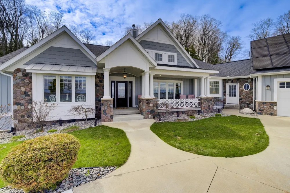 6885 E Shore Road Peninsula Township, MI 49686