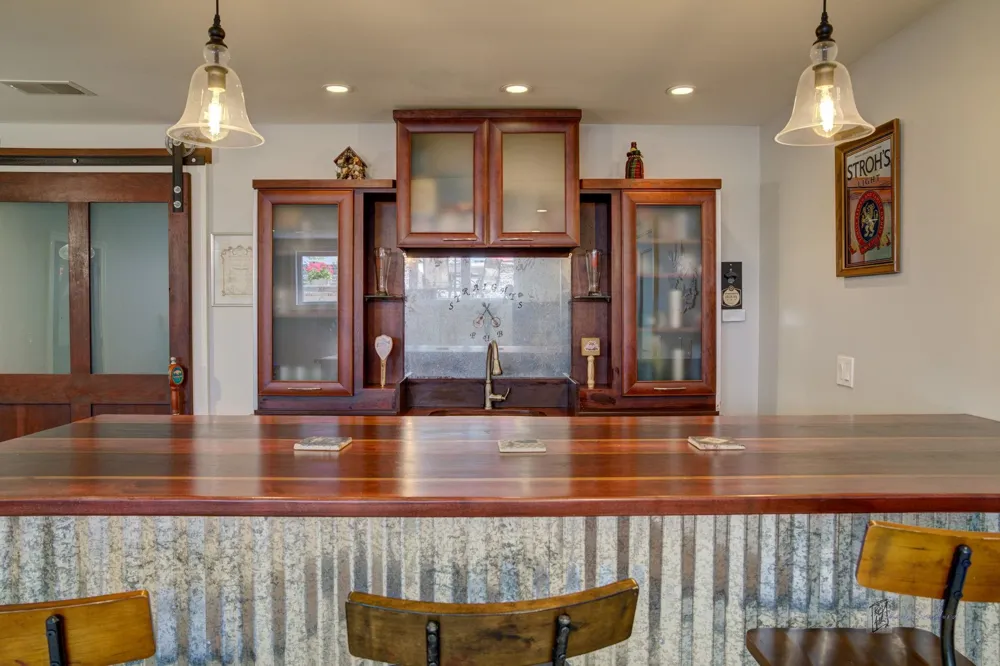 6885 E Shore Road Peninsula Township, MI 49686
