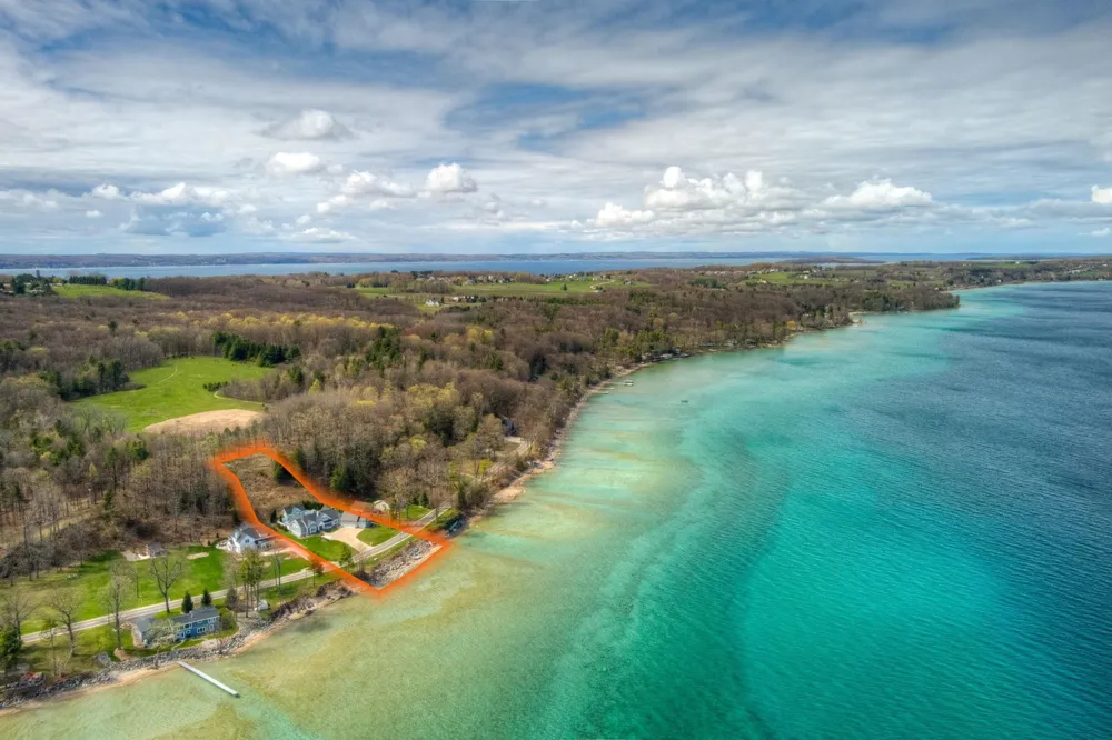 6885 E Shore Road Peninsula Township, MI 49686