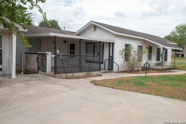 200 IRVIN ST Falls City, TX 78113