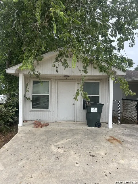 200 IRVIN ST Falls City, TX 78113