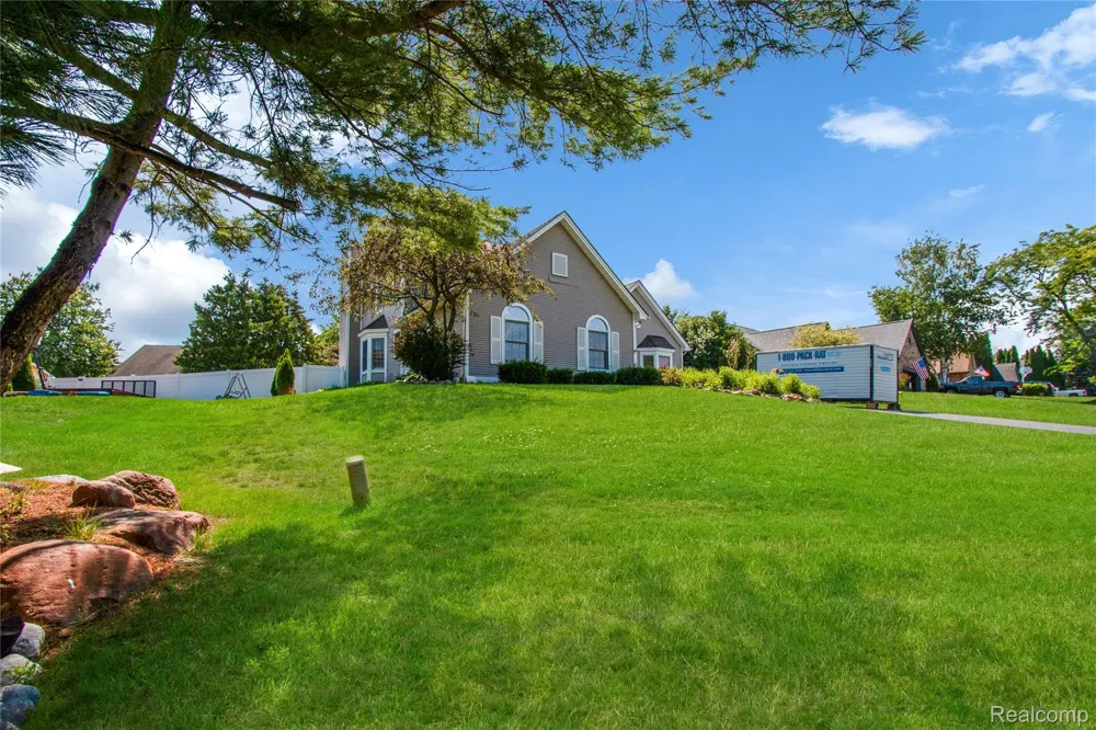 16073 Silverwood Drive Fenton Charter Township, MI 48430