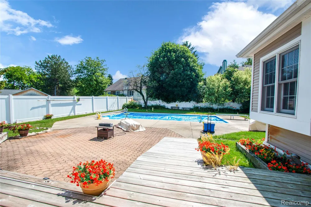 16073 Silverwood Drive Fenton Charter Township, MI 48430