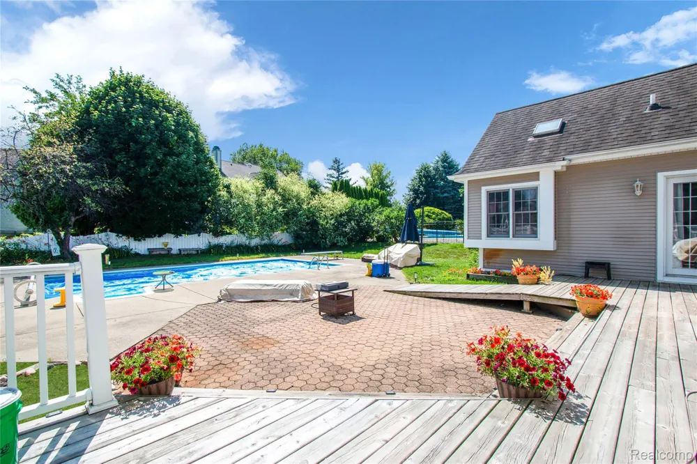 16073 Silverwood Drive Fenton Charter Township, MI 48430