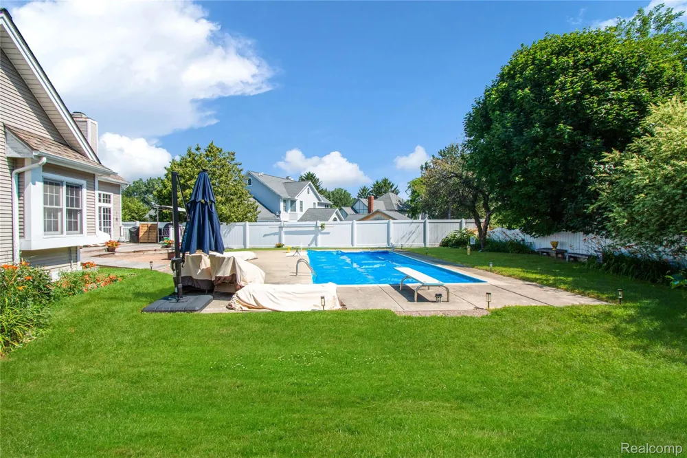 16073 Silverwood Drive Fenton Charter Township, MI 48430