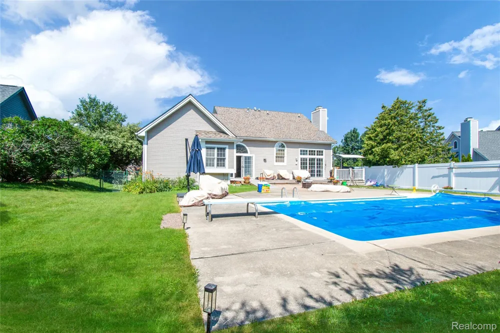 16073 Silverwood Drive Fenton Charter Township, MI 48430